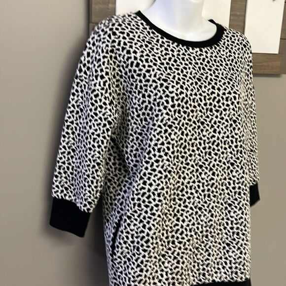 Two by Vince Camuto Abstract Black/off White Print 3/4 Sleeves w/ Pockets Top-Sm - Picture 3 of 9